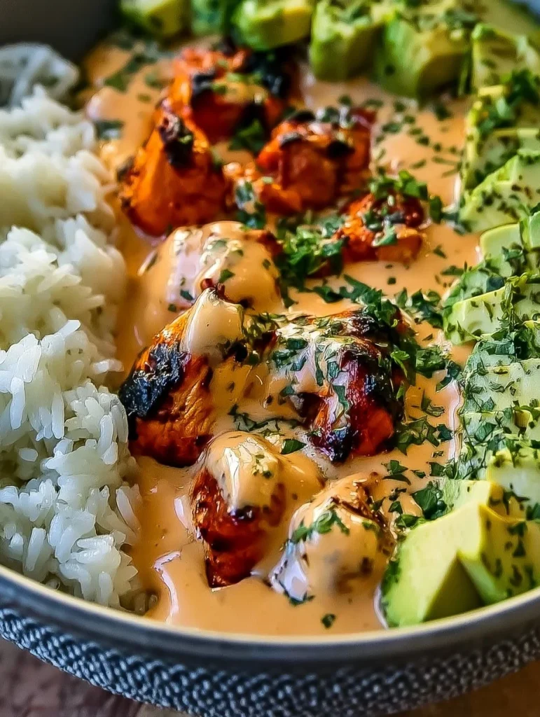 Bol de arroz con pollo al coco fresco y tropical servido en un plato colorido