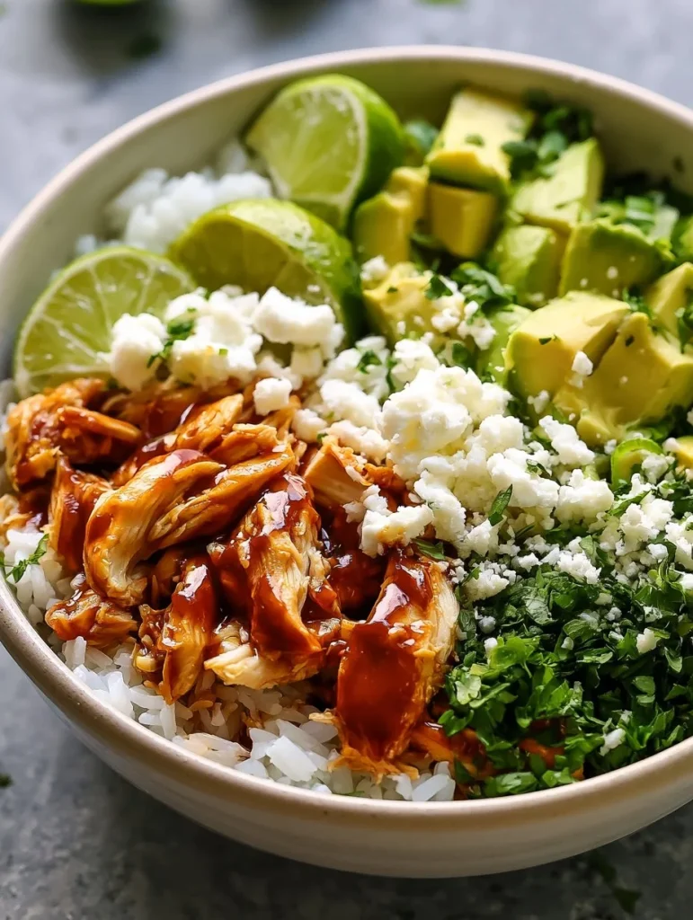 Bol de pollo con miel y lima acompañado de arroz y aguacate en un plato saludable