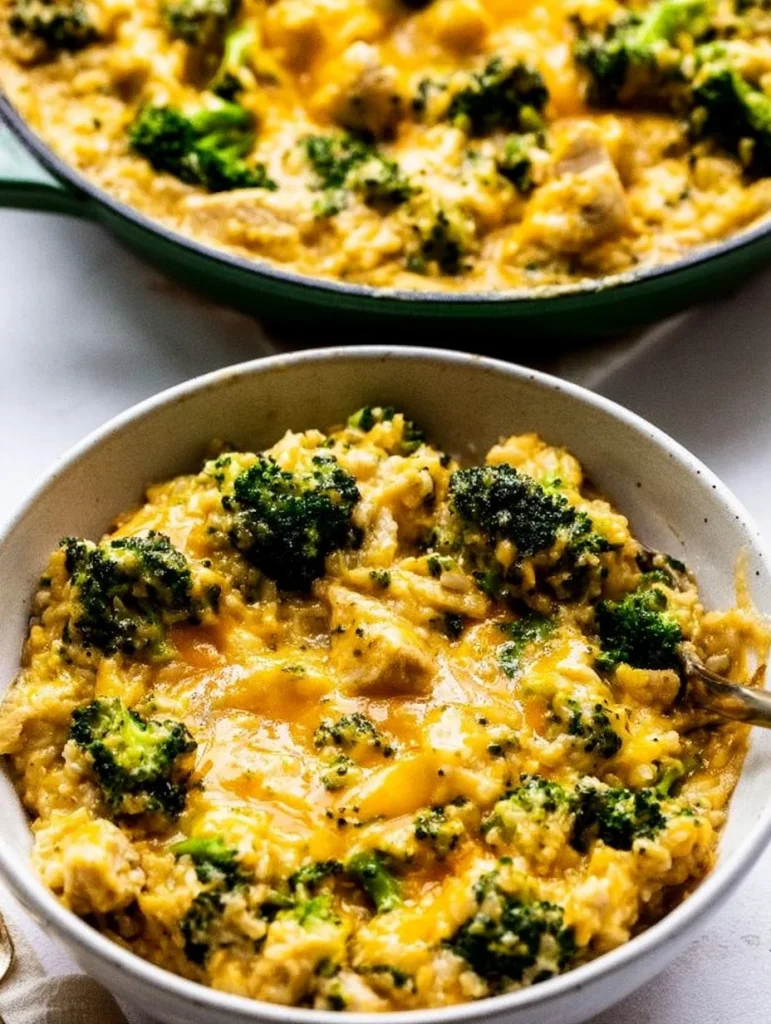 Cazuela de pollo con arroz y brócoli en un plato, una receta deliciosa y saludable