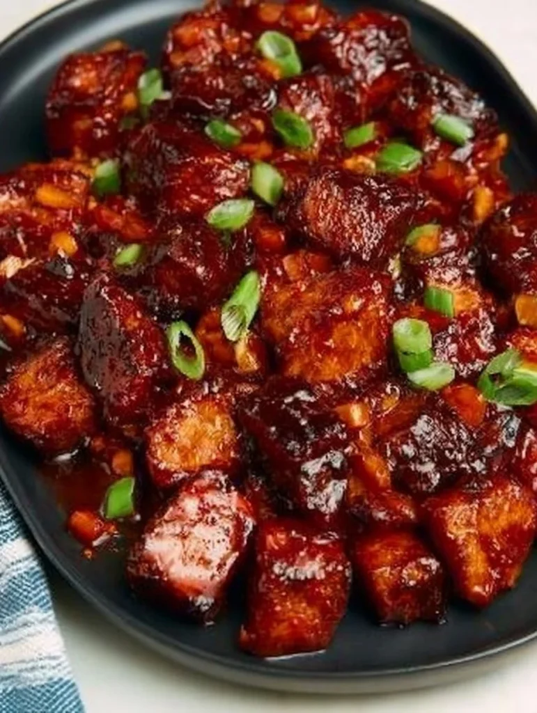 Tofu Szechuan crujiente servido con salsa picante
