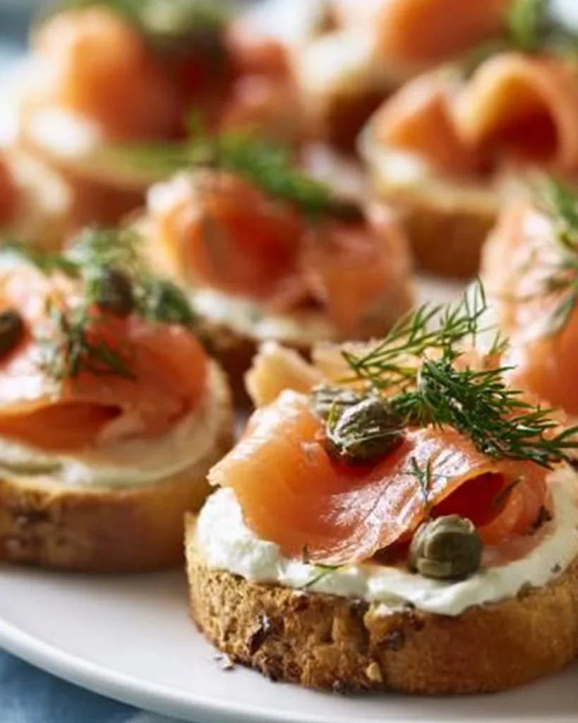 Crostini de Salmón Ahumado sobre una tabla de madera