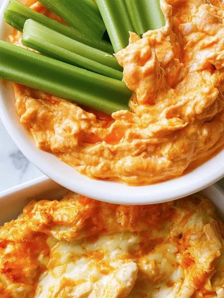 Dip de Pollo Buffalo con Queso servido en un plato