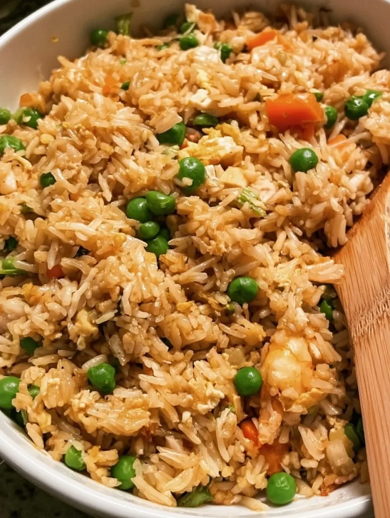 Plato de arroz frito fácil y delicioso con verduras y huevo