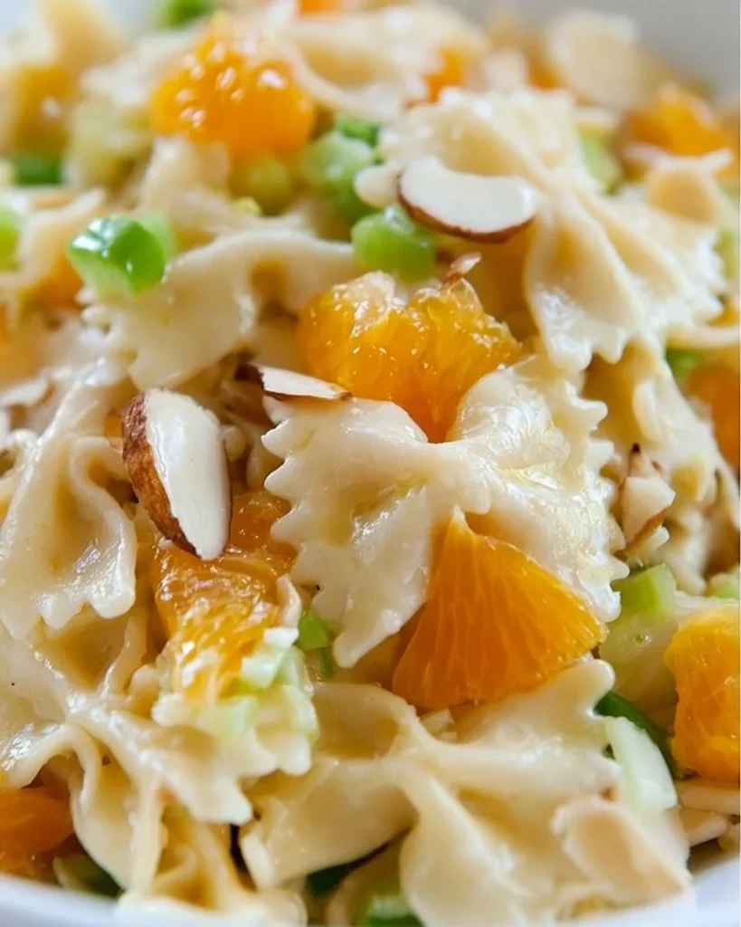 Ensalada de pasta con pollo tropical y vegetales frescos