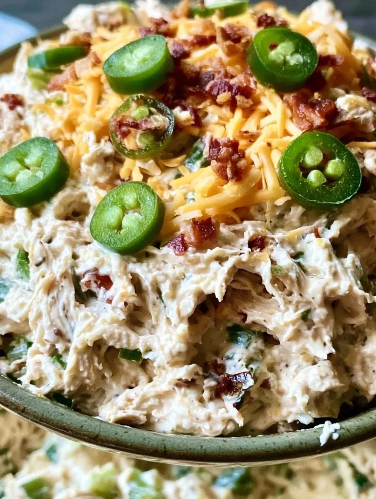 Ensalada de pollo jalapeño popper keto con ingredientes frescos y sabrosos
