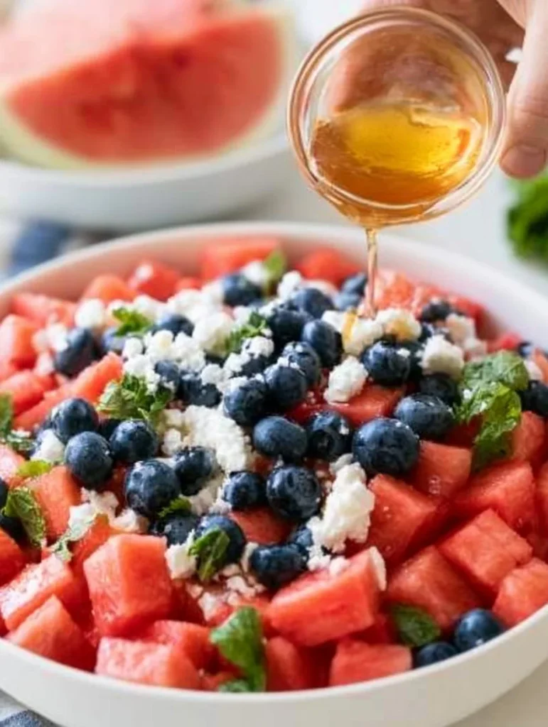 Ensalada de sandía, arándanos y feta fresca en un plato