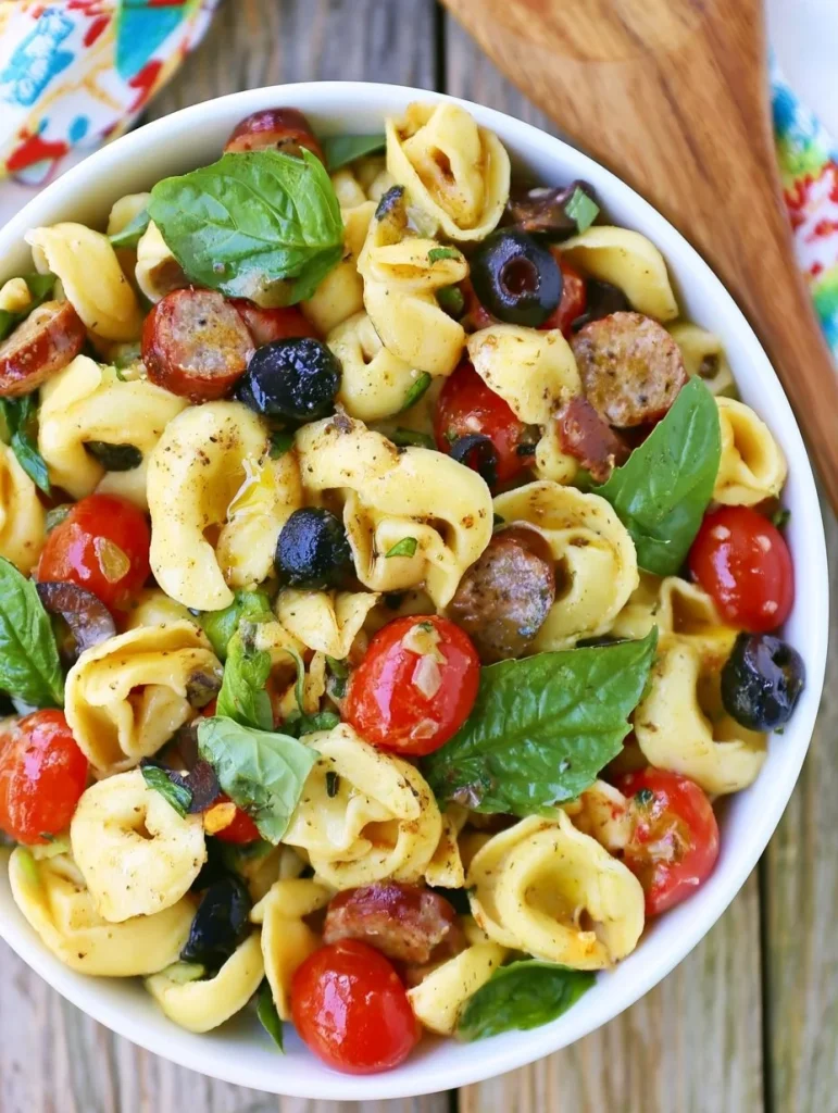 Ensalada de tortellini con pimiento rojo asado y queso parmesano