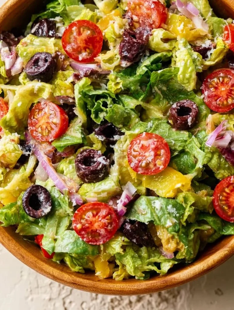 Ensalada italiana clásica con ingredientes frescos y coloridos