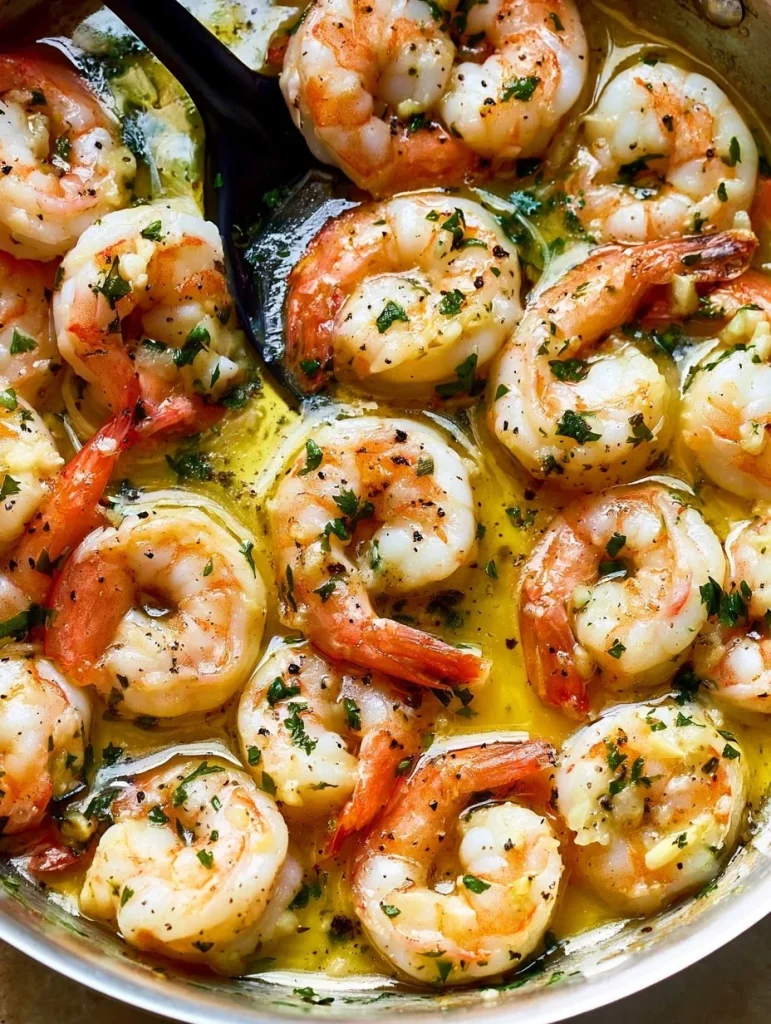 Plato de camarones scampi servidos con pasta y ajo