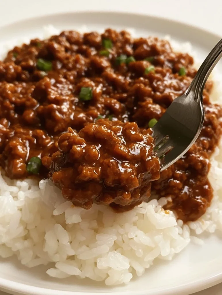 Plato de Pollo Molido con Miel y Ajo recién cocinado, fácil y rápido de preparar.
