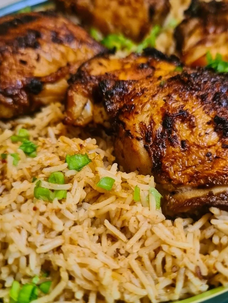 Receta de pollo y arroz en una sola olla, platillo delicioso y fácil de preparar.