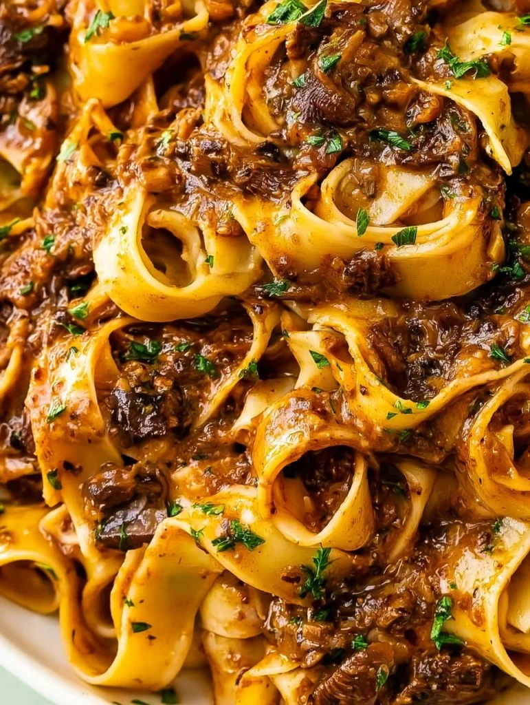 Ragu de champiñones servido en un plato elegante con hierbas frescas.