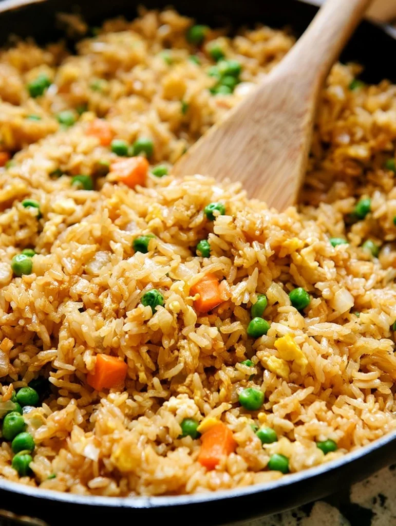 Plato de arroz frito con vegetales y proteínas