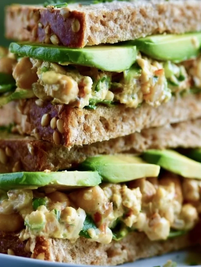Sándwich de ensalada de garbanzos con vegetales frescos y pan integral