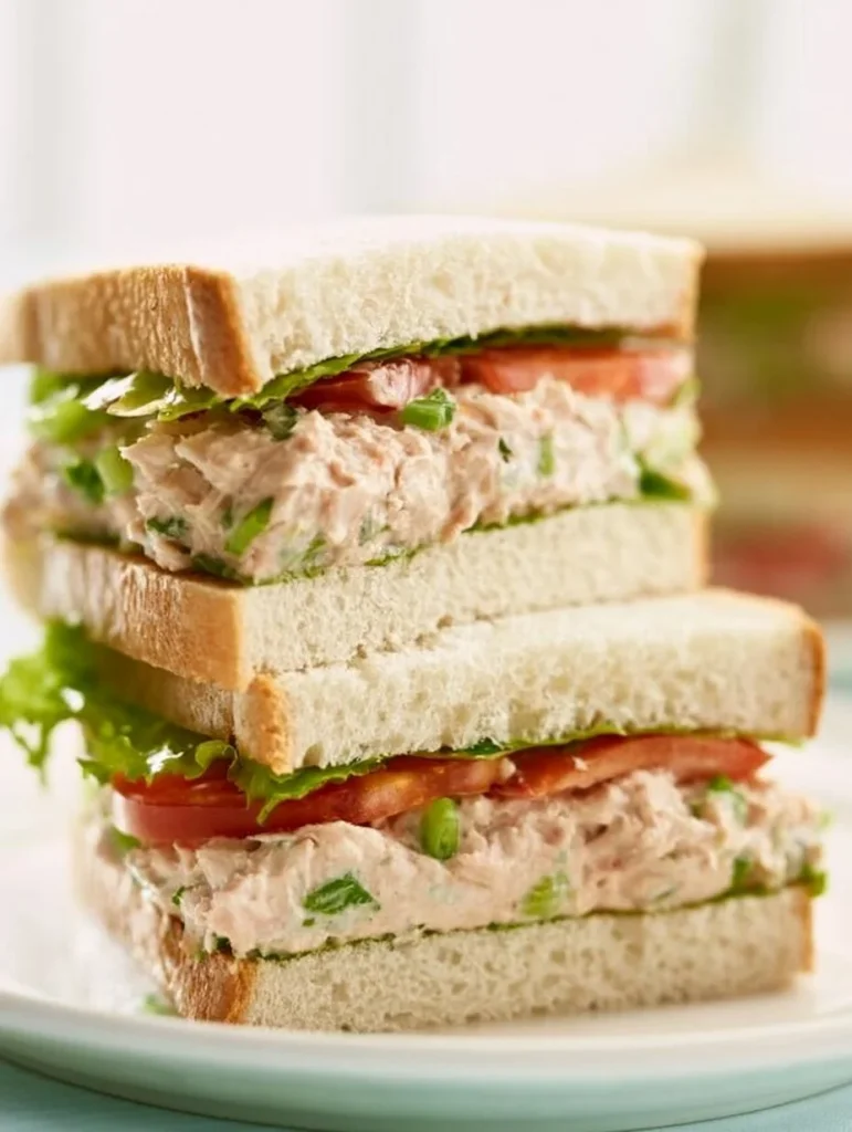 Sándwich de ensalada de pollo fresco y delicioso
