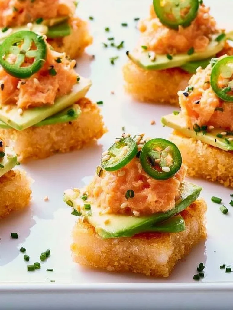 Plato de Spicy Tuna Crispy Rice servido en un elegante plato.