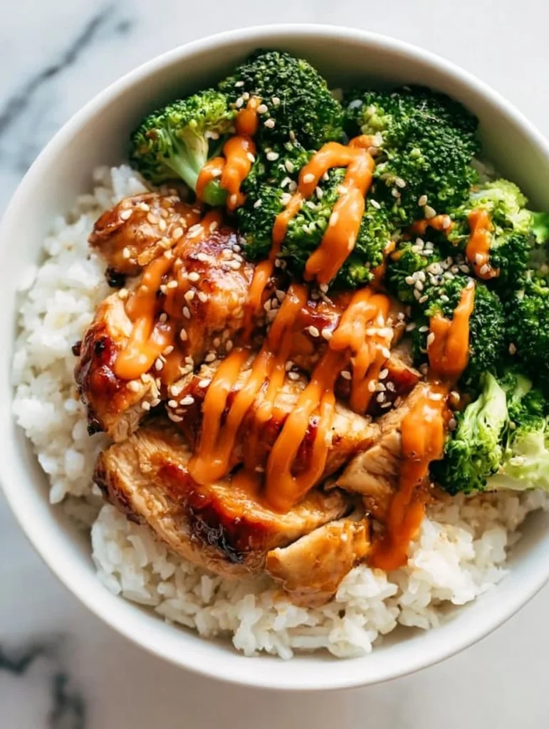 Tazones saludables de pollo pegajoso con verduras frescas y salsa.