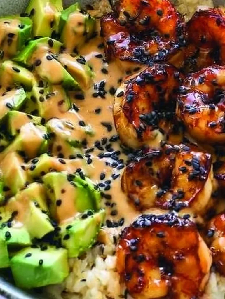 Tazón de arroz con camarones teriyaki y verduras frescas