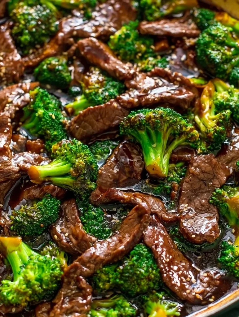 Plato de carne con brócoli preparado en casa, sabroso y jugoso