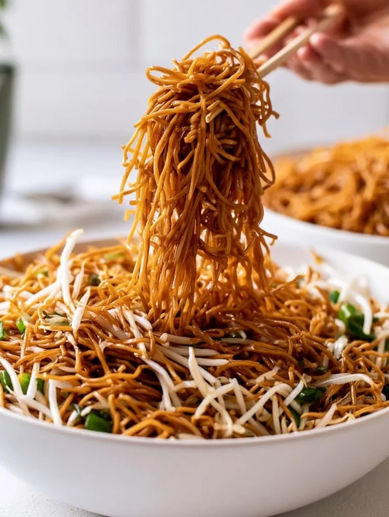 Tazón de Chow Mein Clásico con fideos salteados y vegetales frescos.