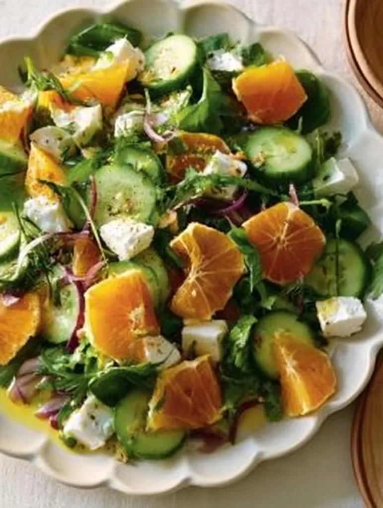 Ensalada de naranjas con queso feta y almendras en un plato colorido