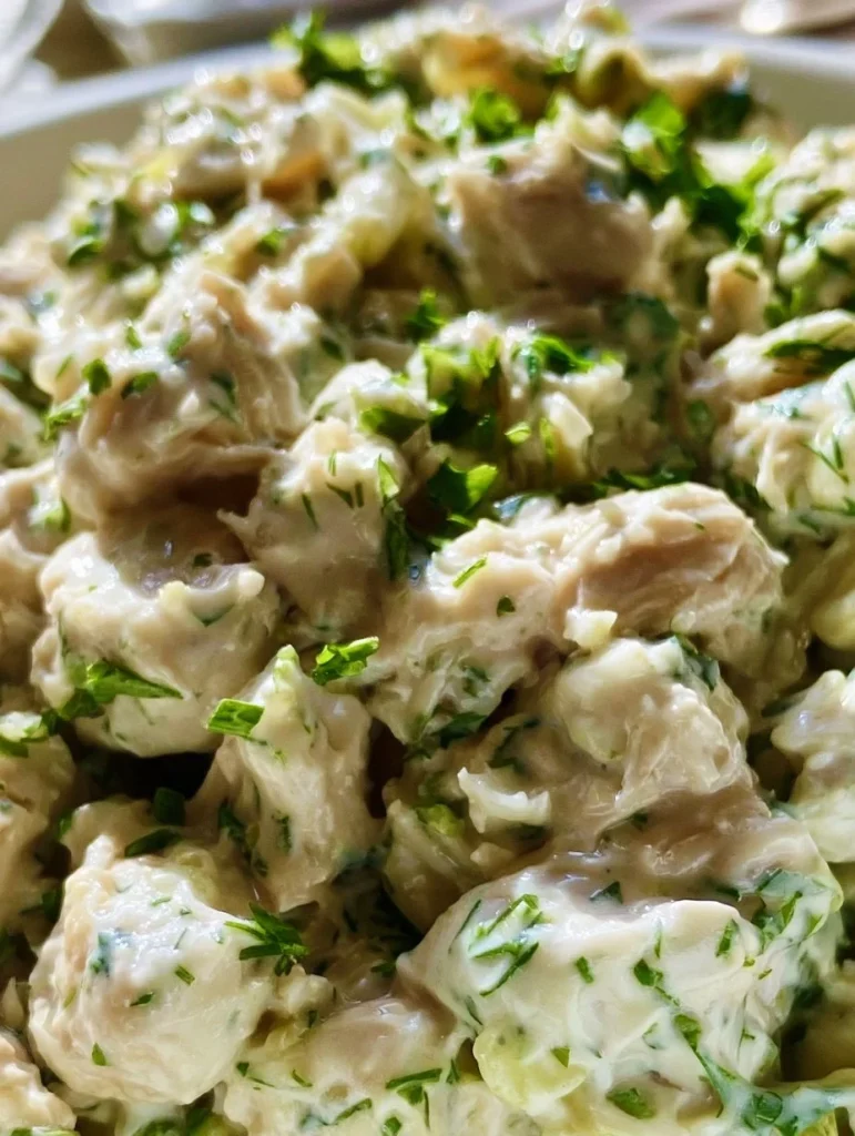 Plato de ensalada de pollo fresca con vegetales y aderezo