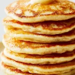 Pancakes saludables de manzana y avena listos para servir en un plato.