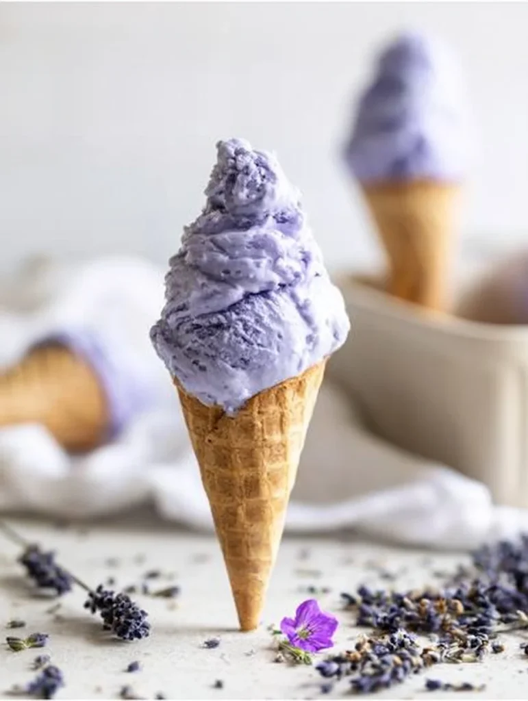 Helado de lavanda con Earl Grey en un cono, un postre delicioso y aromático.