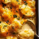 Plato de Papas Gratinadas doradas y cremosas, ideal para compartir.