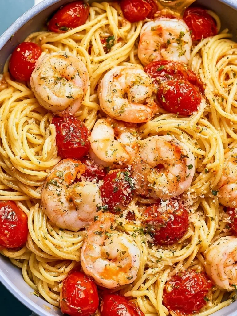 Plato de Pasta con tomates cherry y camarones en una mesa elegante
