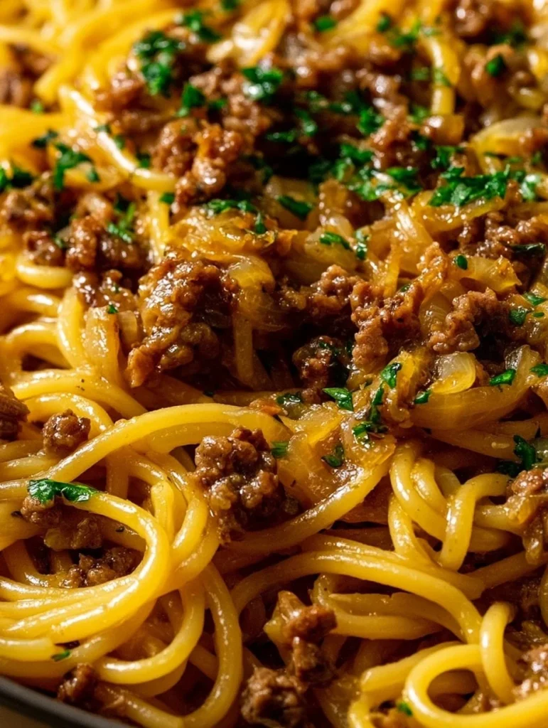 Tazón con Pasta de Res con Mantequilla y Ajo lista para servir.