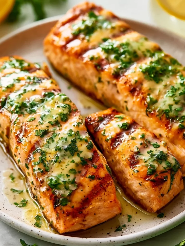 Salmón a la parrilla con salsa de mantequilla de limón y guarnición fresca