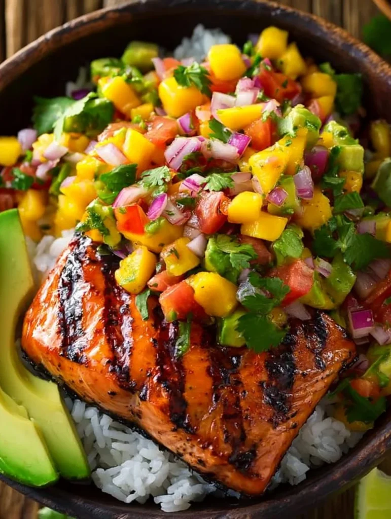 Plato de salmón con salsa de mango servido en un plato decorativo