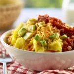 Tazón de burrito de desayuno con ingredientes frescos y sabrosos.