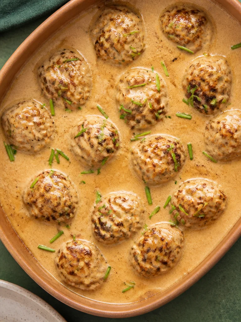Receta de albóndigas suecas servidas con salsa y puré de patatas