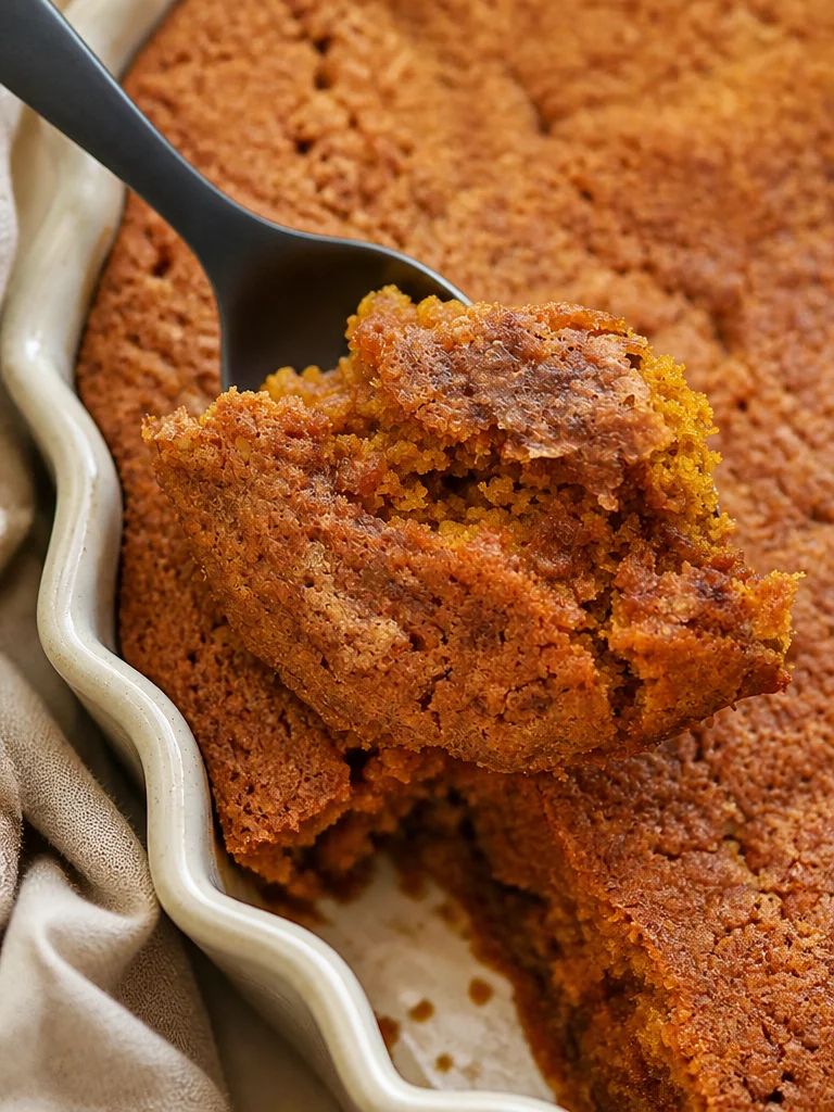 Delicioso cobbler de calabaza servido en un plato con crema batida
