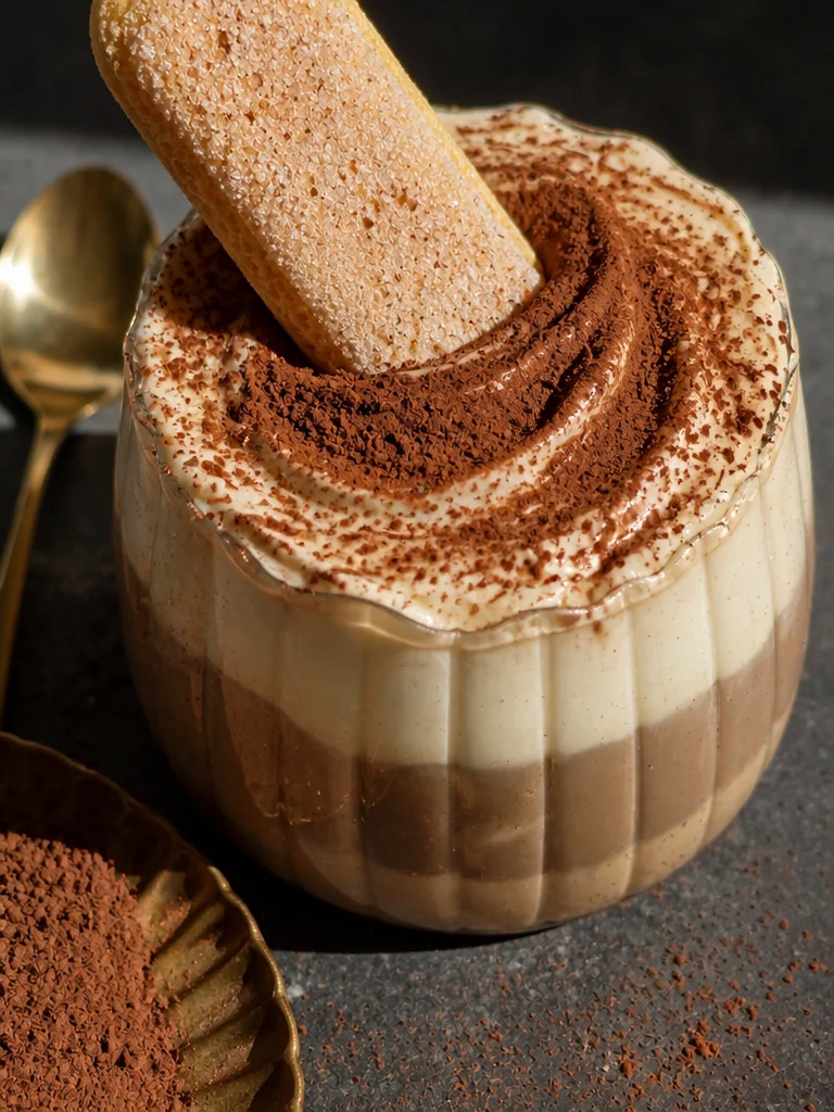 Receta de café latte tiramisú con capas de café y crema
