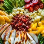 Ensalada Cobb con aderezo delicioso y frescura en cada bocado