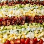 Ensalada Cobb de pollo con tocino crujiente y queso azul en un plato.