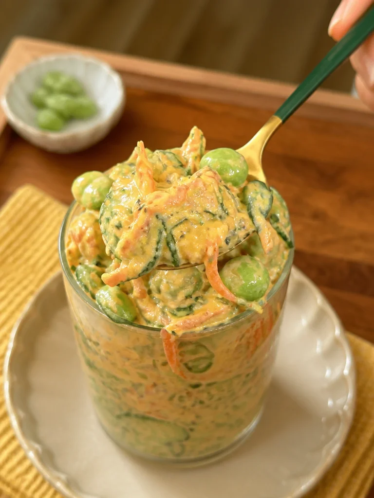 Ensalada cremosa de pepino asiático vegana y rica en proteínas