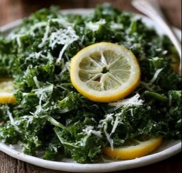 Ensalada de kale fresca con limón y queso parmesano