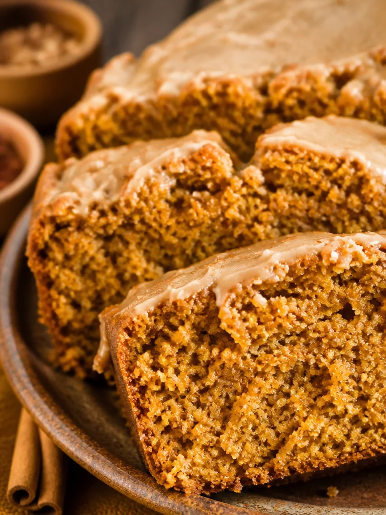Pan de calabaza glaseado con jarabe de arce, postre de otoño fácil