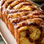 Pan de manzana y canela recién horneado en un plato