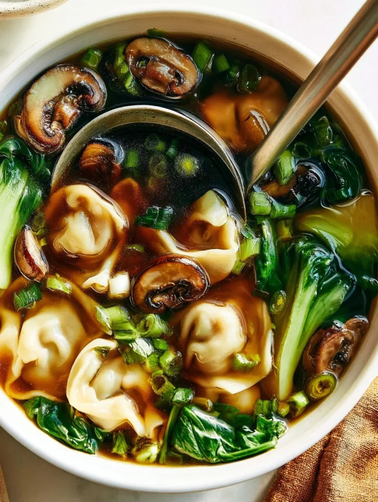 Sopa de potstickers caliente y deliciosa en un tazón