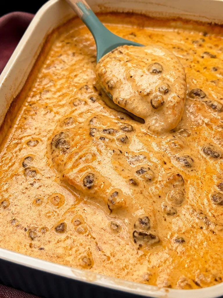 Dip de queso ahumado en un plato, ideal para compartir en reuniones